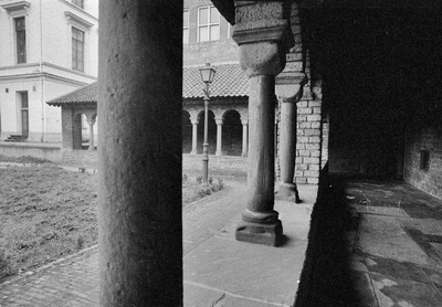 849248 Gezicht in de pandhof van de Mariakerk aan de Mariaplaats te Utrecht.